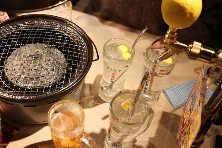 lemon sour drinks in glasses, a coal grill, thumbnail